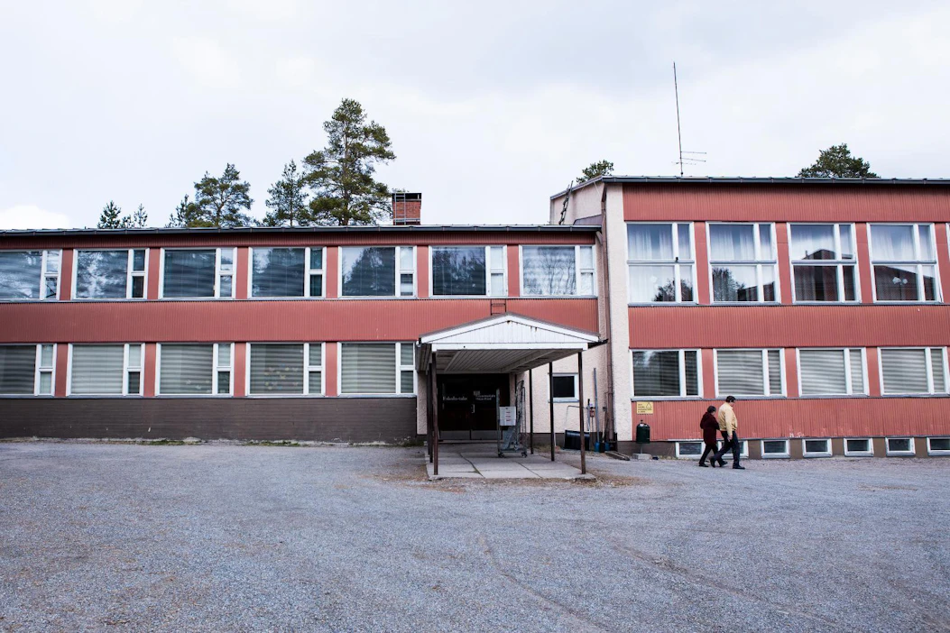 Koulut ovat kiinni koronaepidemian vuoksi. Moni maatalousyrittäjä pitää lapset mieluummin kotiopetuksessa kuin lähettää heidät toukokuussa pariksi viikoksi kouluun altistumaan taudille, joka voi pilata toukotyöt tiloilla.