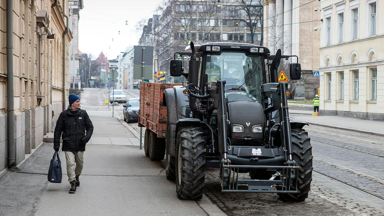 Vuonna 2016 traktorimarssin pääkallonpaikka oli tämän traktorin etupuolella Senaatintorilla. Nyt yhden traktorin marssi suuntautuu takana oikealla näkyvän Säätytalon pylväsrivistön eteen.