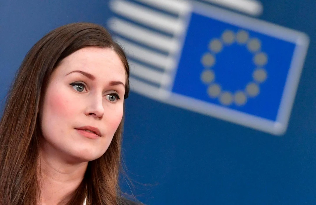 Pääministeri Sanna Marin (sd.) antaa pääministerin ilmoituksen eli selvittää kansanedustajille, mistä EU-maiden johtajat tarkalleen heinäkuussa sopivat. LEHTIKUVA / AFP / JOHN THYS