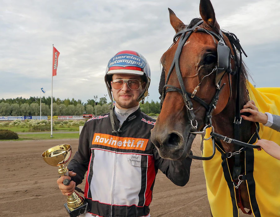 Iikka Nurmosen ajama Next Direction (arkistokuva) kantoi Suomen lippua Elitlopetissa kunnialla mutta epäonnisesti.