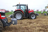 Trelleborg TM 800 Progressive Traction -renkailla varustettu MF 6718 S -traktori veti hieman yli 50 m matkalla reilun traktorimitan verran kauemmas, mikä merkitsee yli 10 % parempaa vetokykyä. (UO)