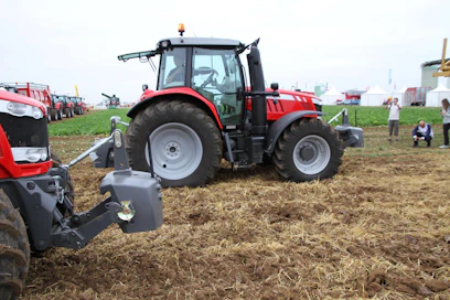 Trelleborg TM 800 Progressive Traction -renkailla varustettu MF 6718 S -traktori veti hieman yli 50 m matkalla reilun traktorimitan verran kauemmas, mikä merkitsee yli 10 % parempaa vetokykyä. (UO)