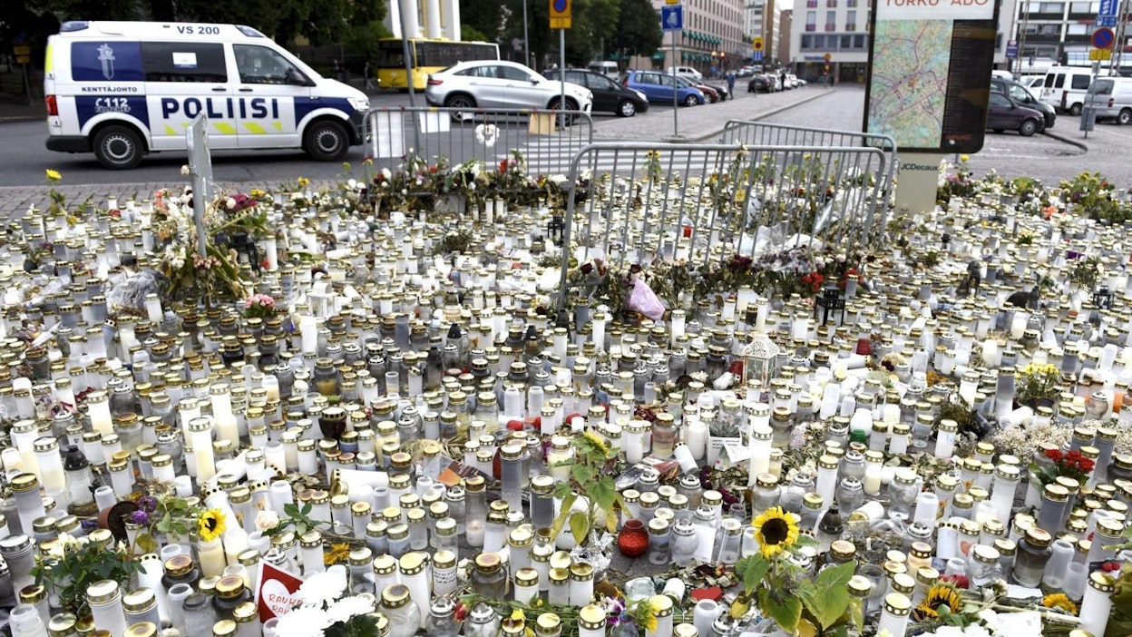 Muistokynttilöitä ja kukkia Turun torilla elokuussa. Lehtikuva / Heikki Saukkomaa