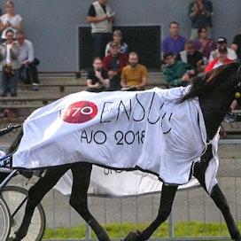 Atupem on kolmella voitollaan Joensuu-Ajon historian menestynein hevonen. Kuvassa Atupem ja Santtu Raitala kunniakierroksella vuoden 2018 kisan jälkeen.