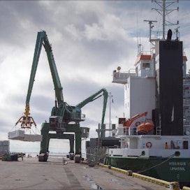 Visurgis-laivaan kuormattiin Metsä Groupiin kuuluvan Metsä Woodin sahatavaraa Kaskisissa perjantaina. Laiva oli menossa Englantiin. johannes Tervo