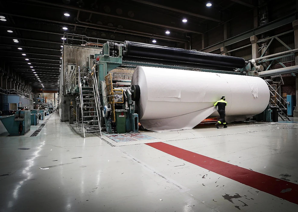 Euroopassa on suljettu sanomalehtipaperin tuotantokapasiteettia noin 1,8 miljoonaa tonnia vuosina 2019–2021. Arkistokuvassa on noin vuosi sitten lopullisesti pysähtynyt UPM:n Kaipolan paperikone PK7, jonka kapasiteetti oli 250 000 tonnia sanomalehtipaperia vuodessa.