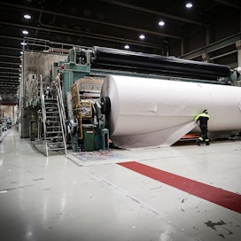 Euroopassa on suljettu sanomalehtipaperin tuotantokapasiteettia noin 1,8 miljoonaa tonnia vuosina 2019–2021. Arkistokuvassa on noin vuosi sitten lopullisesti pysähtynyt UPM:n Kaipolan paperikone PK7, jonka kapasiteetti oli 250 000 tonnia sanomalehtipaperia vuodessa.