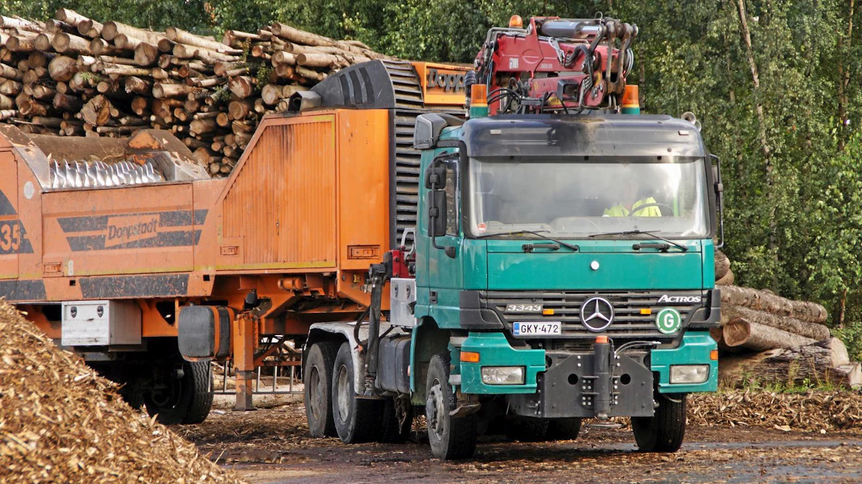 Viikari yhtiöt käsittelee paljon puuta omalla tontilla. Vesilahdentien varressa on tilaa 20 hehtaaria, josta puolet on rakennettu valmiiksi. Viikarit kiittelevät kunnan myötämielistä suhtautumista, muun muassa tonttikaupat ovat järjestyneet mukavasti.