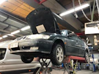 Autojen keski-ikä on kivunnut yli 21 vuoteen. Kuvassa romutusikäinen, mutta edelleen hyväkuntoinen Saab öljynvaihdossa.