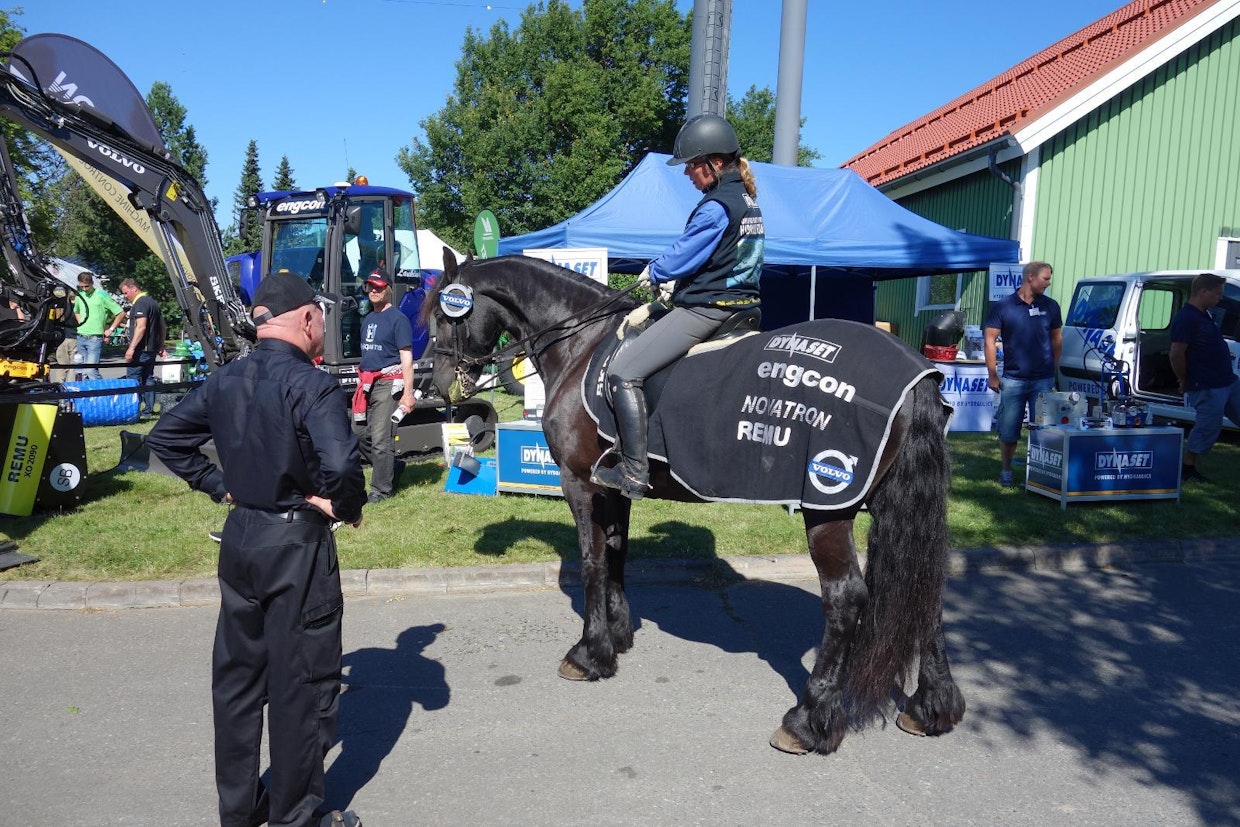 Dynasetin osaston luona kävijät kohtasivat aidon yhden hevosvoiman kauramoottorin. (JL)