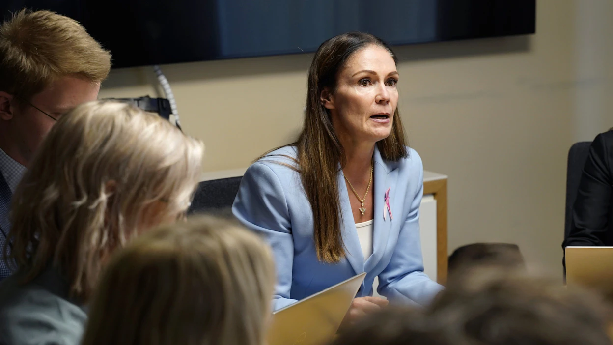 Liikenne- ja viestintäministeri Lulu Ranne (ps.) järjesti pyöreän pöydän keskustelun STT:n tilanteesta syyskuussa. LIIKENNE- JA VIESTINTÄMINISTERIÖ / HANDOUT.