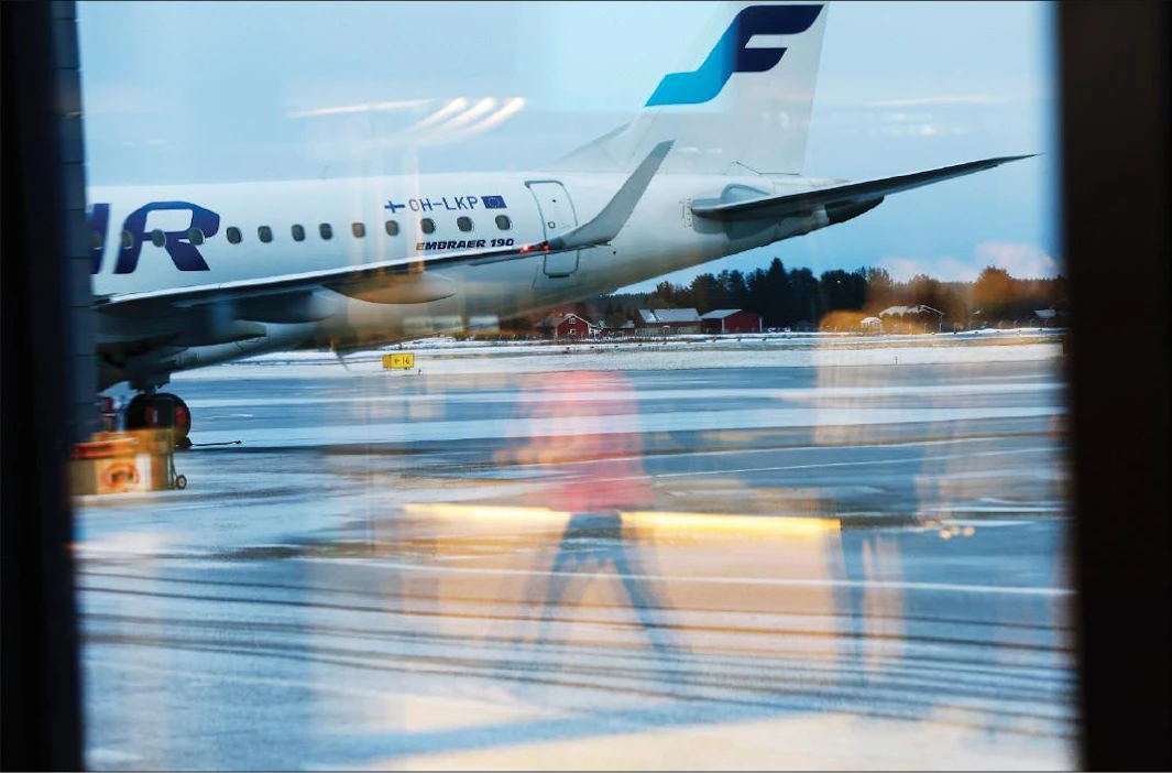 Maakunta-asemien kansainvälisyys heikkenee ja lentoyhtiöt suuntaavat Helsinkiin, maakunnissa pelätään. Pekka Fali