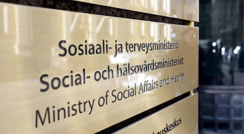 Sosiaali- ja terveysministeriön mukaan tartuntatautipäivärahojen maksamisperusteiden muuttaminen olisi vaikeaa sekä perustuslain että kansainvälisen oikeuden näkökulmista.