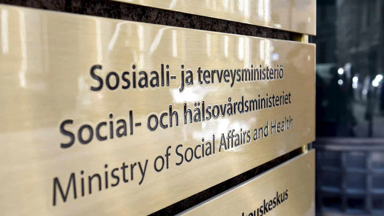 Sosiaali- ja terveysministeriön mukaan tartuntatautipäivärahojen maksamisperusteiden muuttaminen olisi vaikeaa sekä perustuslain että kansainvälisen oikeuden näkökulmista.