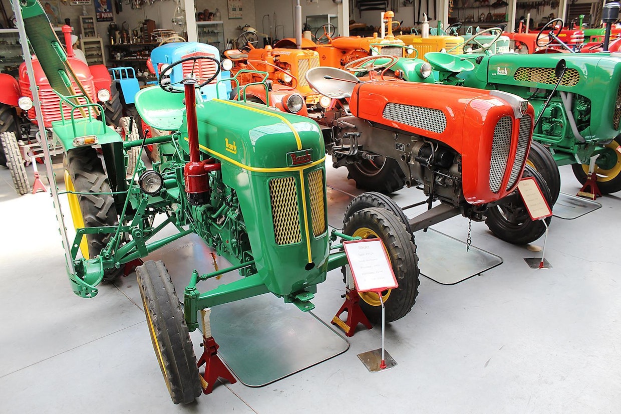 Heinäkoneistaan ja puimureista paremmin tunnettu Bautz kokeili siipiään traktoreidenkin teossa, mutta se vaihe jäi lyhyeksi. Kuvassa ensimmäinen kokonaan oma malli AS120, jota tehtiin 1951–59 ja viimeiseen mallistoon 1959–63 kuulunut Bautz 200. Kummassakin on 2-sylinterinen MWM-moottori, vanhemmassa neste- ja uudemmassa ilmajäähdytteinen, tehoiltaan 14 ja 15 hv. Traktorikokeilun jälkeen Bautz jatkoi heinäkoneiden ja puimureiden parissa.