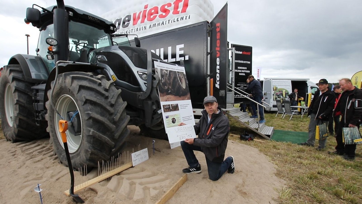 Toimittaja Jussi Knaapi esitteli Koneviestin osastolla mm. automaattista traktorin rengaspaineen säätöjärjestelmää ja sen vaikutusta peltomaan tiivistymiseen.