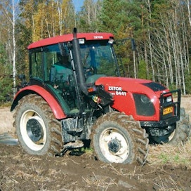 Zetor Proxima tarjoaa edullista, perinteiseen traktoritekniikkaan perustuvaa tehoa.