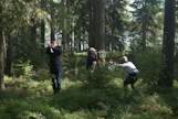 Metsätaitokisa mittaa metsänomistajien taitoja monipuolisesti. Kuvassa metsänomistajat arvioivat koealan puuston pohjapinta-alaa relaskoopeilla.