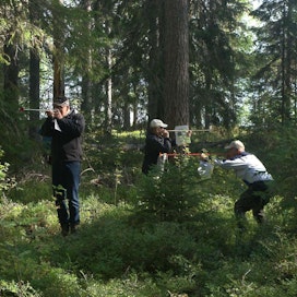 Metsätaitokisa mittaa metsänomistajien taitoja monipuolisesti. Kuvassa metsänomistajat arvioivat koealan puuston pohjapinta-alaa relaskoopeilla.