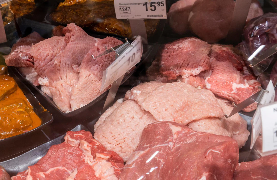 Syöpäjärjestöt suosittelevat syömään lihatuotteita korkeintaan puoli kiloa viikossa, mutta noin 80 prosenttia miehistä ja neljännes naisista ylittää suositukset.
