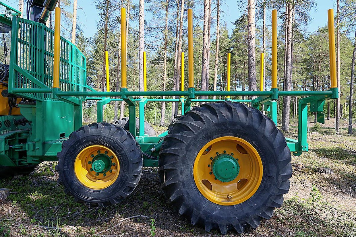 Tuulahdus 1960-luvulta on koneen puolitelavarustus. Sinänsä se on hyvin toimiva ratkaisu, kun halutaan kantavaa telapinta-alaa, tai lisää vetopitoa (kts. seuraava kuva).