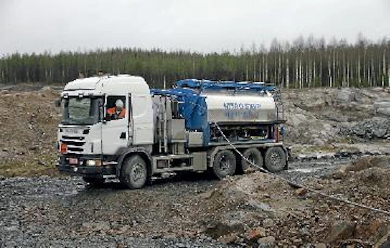 Sibiritfin Oy:ltä löytyy kolme Scanian alustalle rakennettua panostusajoneuvoa. Neljäs auto on hankinnassa.