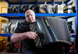 Harmonikkataiteilija Timo Jauhiainen on esiintynyt seitsemänvuotiaasta saakka ja säestänyt muun muassa Tapsa Rautavaaraa. Pari vuotta sitten hän perusti Keravalle harmonikkakeskuksen, jossa on tarjolla sekä harmonikan korjausta että opetusta.