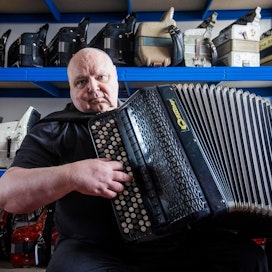Harmonikkataiteilija Timo Jauhiainen on esiintynyt seitsemänvuotiaasta saakka ja säestänyt muun muassa Tapsa Rautavaaraa. Pari vuotta sitten hän perusti Keravalle harmonikkakeskuksen, jossa on tarjolla sekä harmonikan korjausta että opetusta.