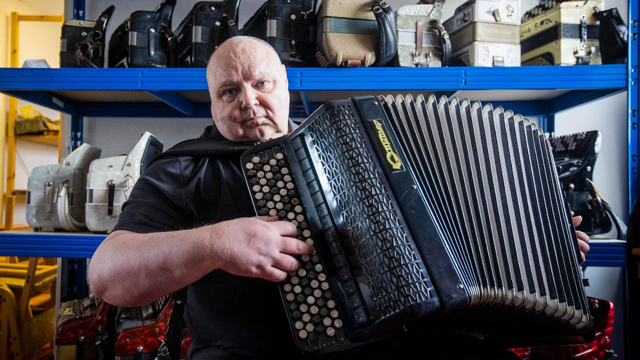 Harmonikkataiteilija Timo Jauhiainen on esiintynyt seitsemänvuotiaasta saakka ja säestänyt muun muassa Tapsa Rautavaaraa. Pari vuotta sitten hän perusti Keravalle harmonikkakeskuksen, jossa on tarjolla sekä harmonikan korjausta että opetusta.