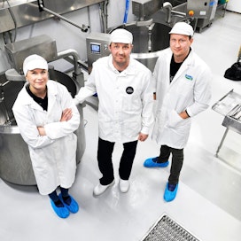 Eveliina (vasemmalla), Janne ja Jussi Jukkola Lohtajalla Keski-Pohjanmaalla valmistavat Jukkolan leipäjuustoa, joka voitti maitotuotteiden sarjan.
