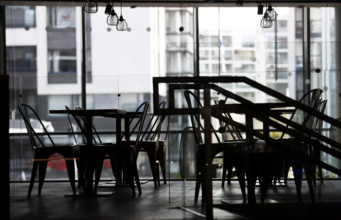 Kokoomuksen mukaan hallituksen esittämät tuet eivät estäisi tehokkaasti ravintola- ja kahvila-alan konkursseja.