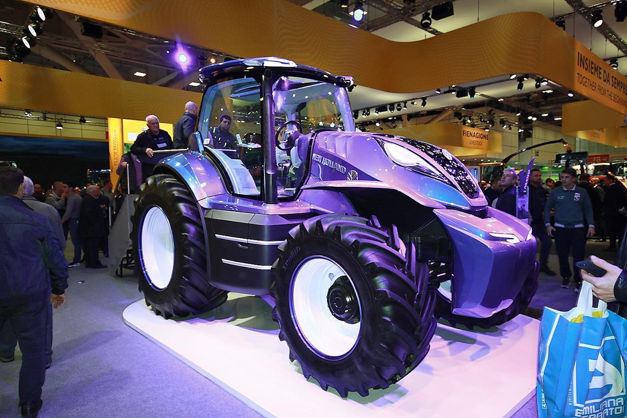 New Holland Methane Power -traktori on vielä prototyyppiasteella, tosin maailmalla on testiajossa useampia prototyyppejä käytännön olosuhteissa. New Hollandin tilaisuudessa tehtaan edustajat kertoivat, että traktori on tulossa markkinoille ensi vuonna, tosin hieman perinteisemmän näköisenä kuin tämä linjakas prototyyppi.
