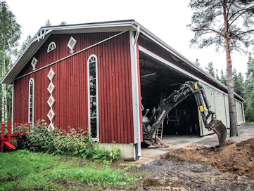 Sami Onnelan kalustovaja on 12 metriä leveä ja 40 metriä pitkä rakennus. Oviaukossa on viisi metriä korkeutta. Pihan puolen seinä voidaan avata kahdessa osassa auki. Vierekkäin kulkevat tuplaovikiskot mahdollistavat sen, että kaksi kymmenmetristä ovea voidaan avata yhtä aikaa. Näin syntyy 20 metrin oviaukko, jossa on yksi paalu näkyvissä.