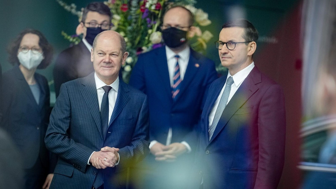 Puolan pääministeri Mateusz Morawiecki (oik.) kävi lauantaina Berliinissä taivuttamassa Saksan liittokansleri Olaf Scholzin mukaan lännen pakoterintamaan, joka sulki Venäjän pankkeja Swift-maksujärjestelmästä.