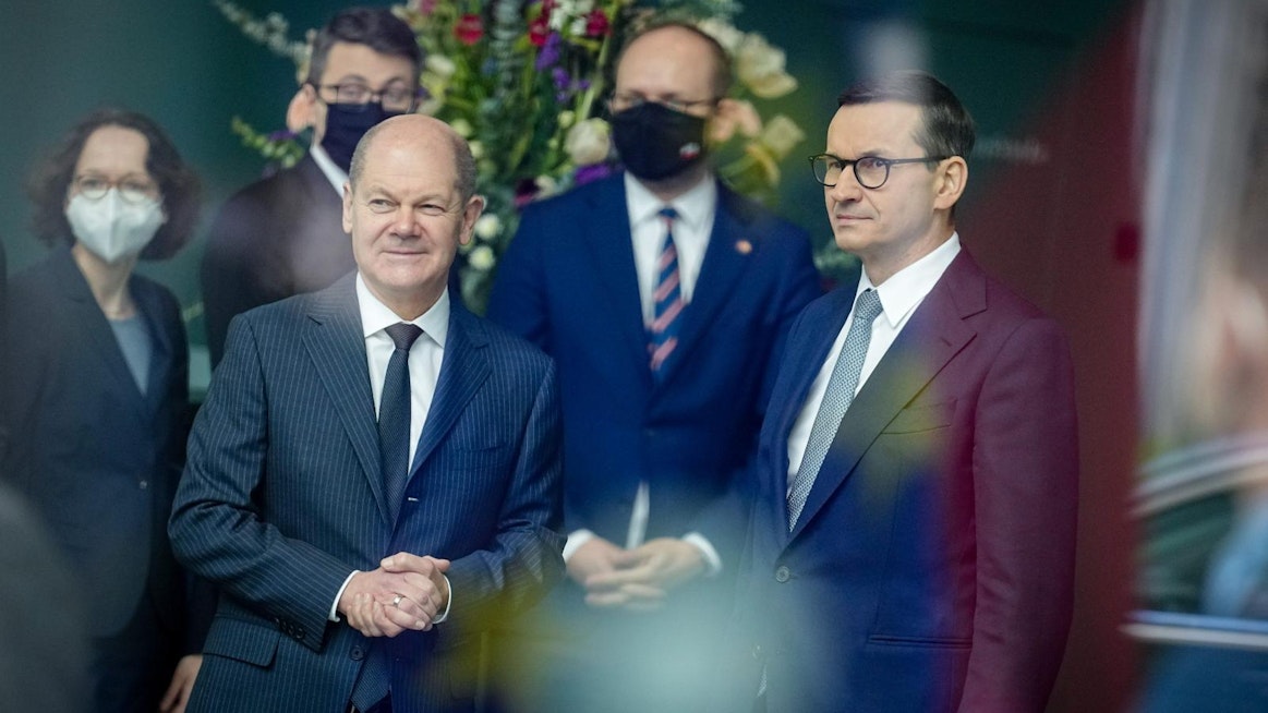 Puolan pääministeri Mateusz Morawiecki (oik.) kävi lauantaina Berliinissä taivuttamassa Saksan liittokansleri Olaf Scholzin mukaan lännen pakoterintamaan, joka sulki Venäjän pankkeja Swift-maksujärjestelmästä.