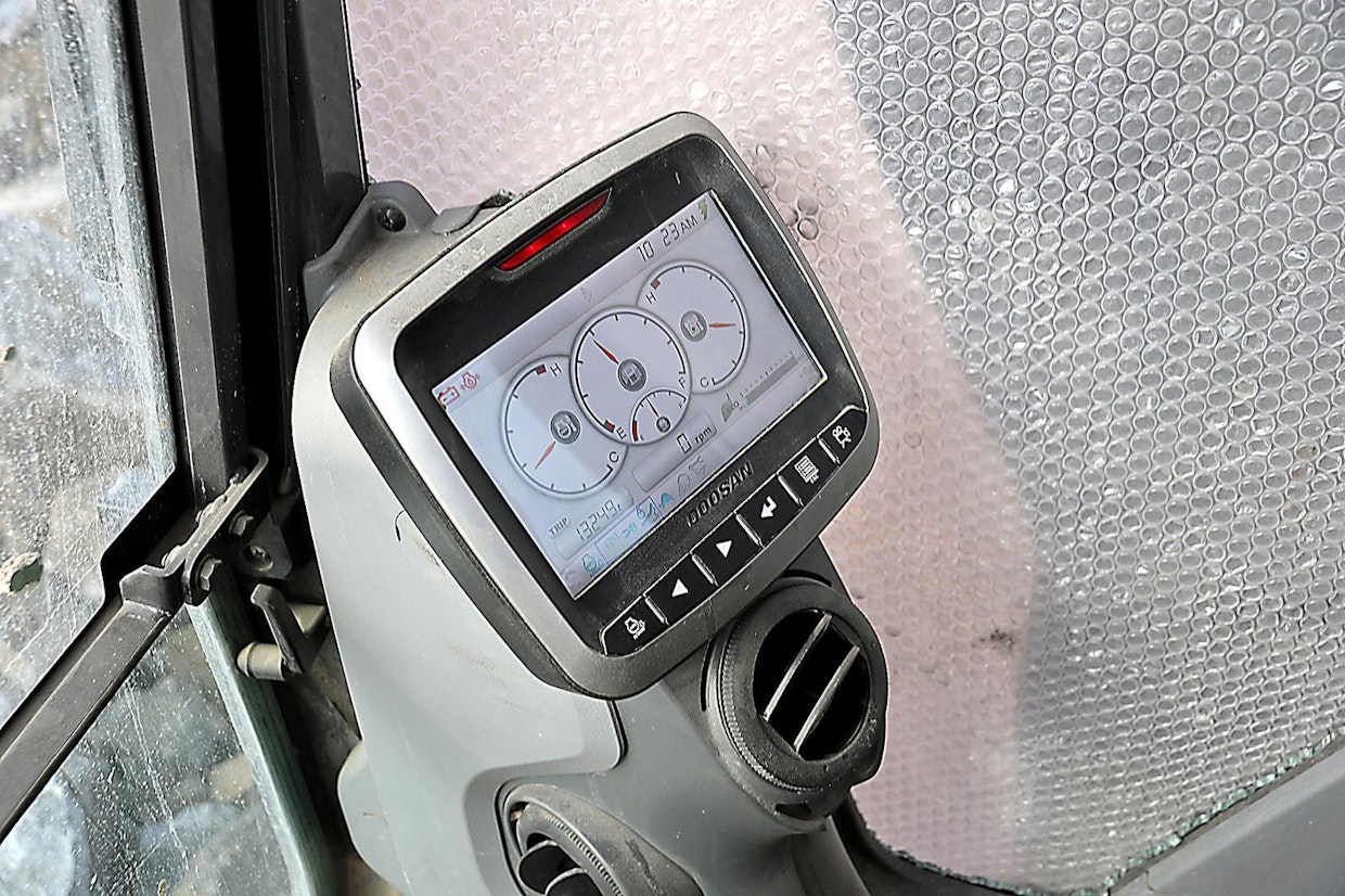 Doosan DX300-5:n hallintalaitteet vastaavat pienempiä malleja. Vuoden vaihteessa Suomeen saapuvat myös uudet seiskasarjan mallit. Muutoksia on mm. työalueissa.