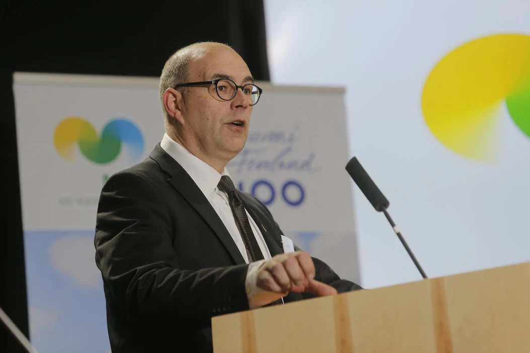 Mikko Tiirolan mukaan puutavaralajeista maksettavat hinnat eivät perustu niistä valmistettujen tuotteiden kannattavuuteen.