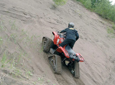 Telasto toimii hienosti. Kuvassa rinne on todella jyrkkä ja siitä huolimatta Yamaha nousee kakistelematta ylös. Pito oli kosteassakin hiekassa hyvä.