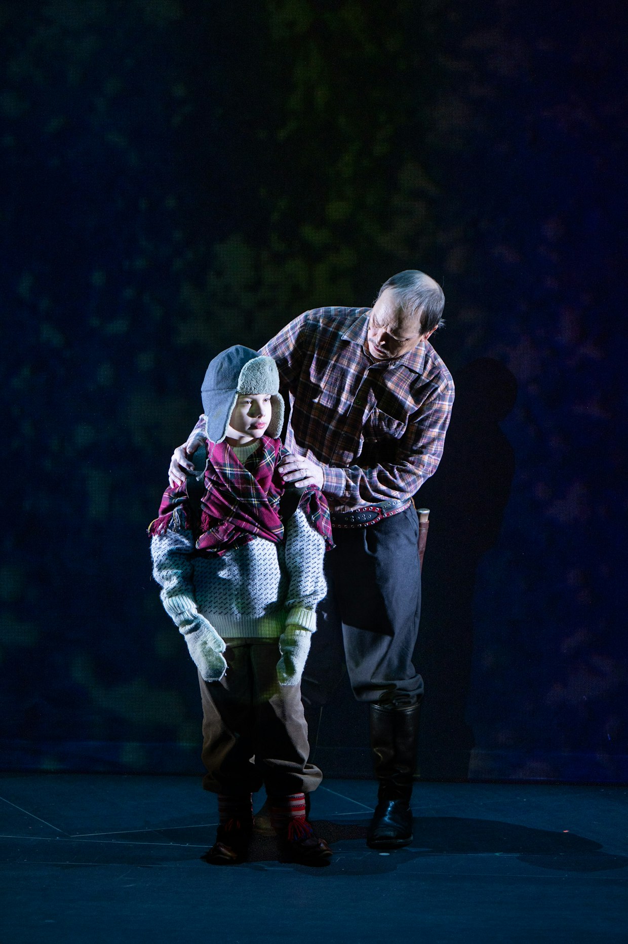 Pikku-Ovlláa esittää Joose Rasmus ja tämän isää Anders Rimpi.