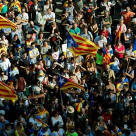 Itsenäisyyden kannattajat kokoontuivat Katalonian alueparlamentin edustalle Barcelonassa. LEHTIKUVA/AFP