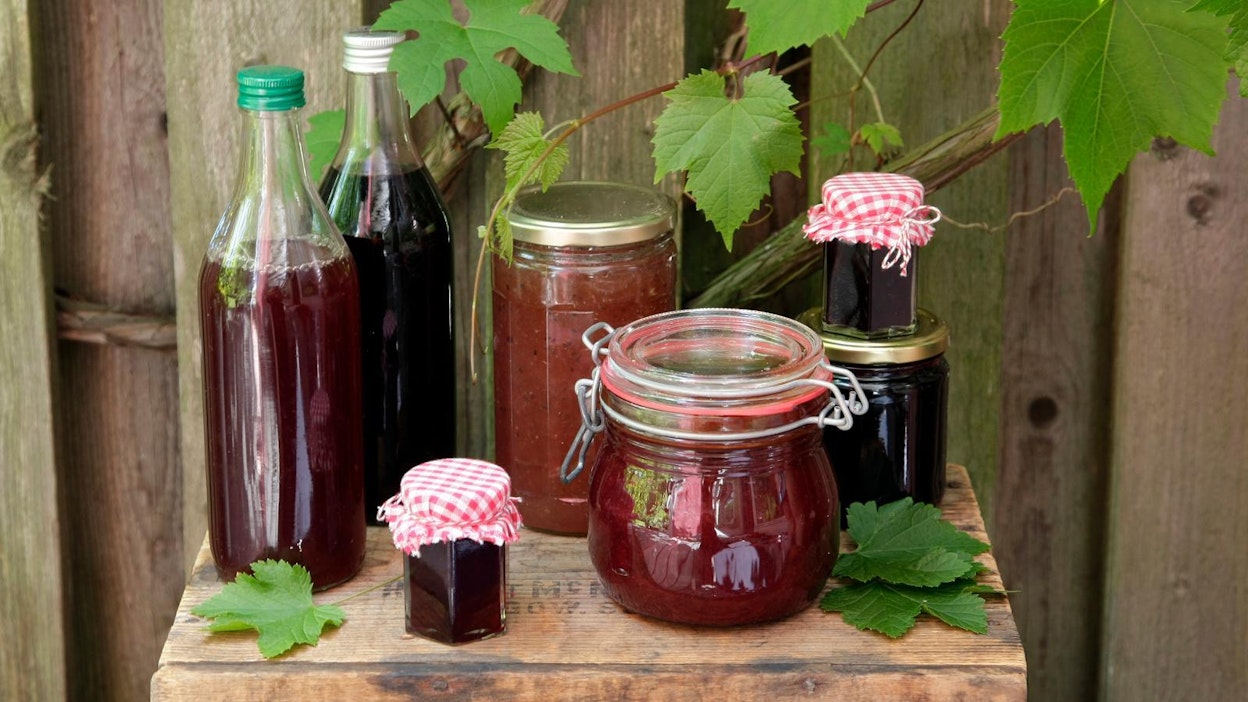 Tee erilaisia marjasekoituksia ja höyrystä ne mehuksi. Vadelmasta tulee herukkamehuun aromia, karviaisista lisähappoa ja mustikasta väriä.