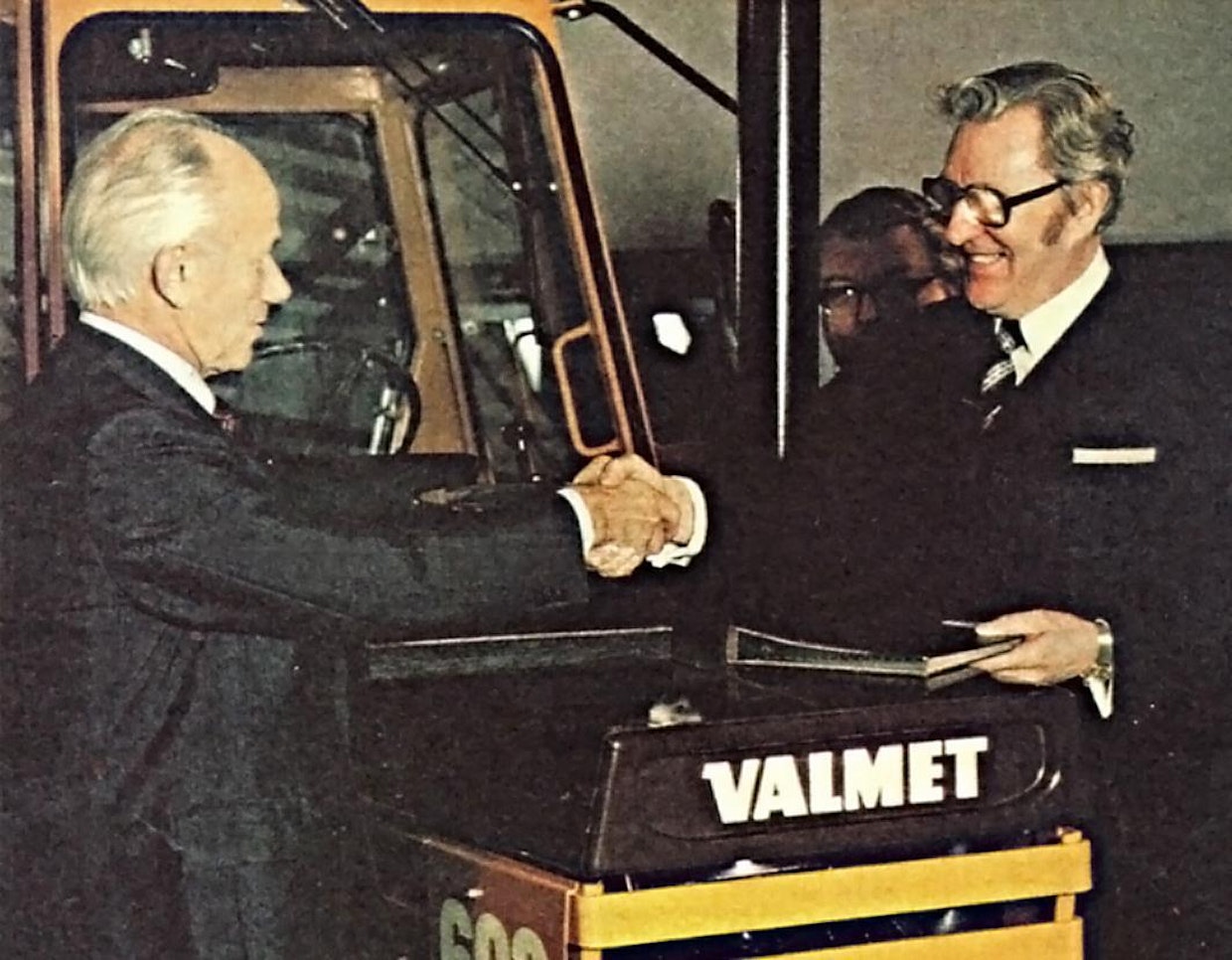 Hankkijasta tuli Valmetin maataloustraktoreiden yksinmyyjä vuoden 1981 alussa. Pitkään vireillä ollut sopimus allekirjoitettiin 602 Turbon konepellin päällä, Valmetia edusti ministeri Olavi J. Mattila ja Hankkijaa vuorineuvos Jorma Järvi. Odotukset olivat korkealla, mutta lopulta kumpikaan osapuoli ei ollut yhteistyöhön tyytyväinen ja sopimus purettiin 6 vuotta myöhemmin.