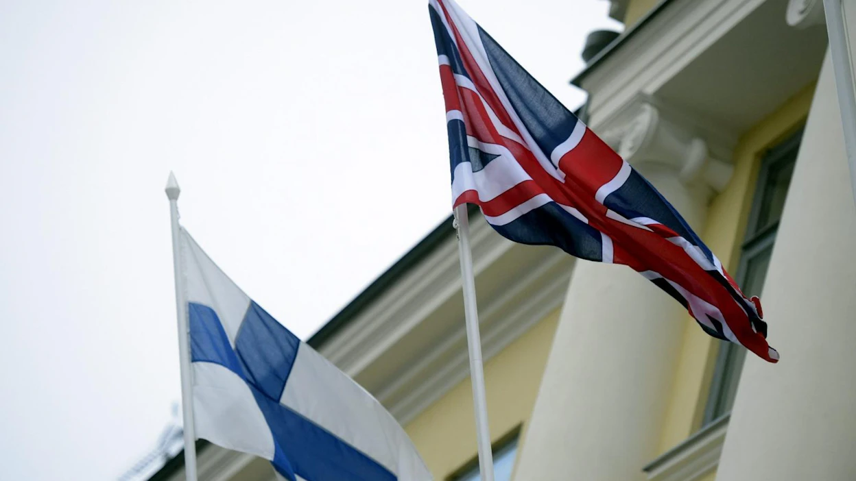 Sopimuksettomassa brexitissä arviolta noin 5 000 brittiä joutuisi hakemaan oleskelulupaa.