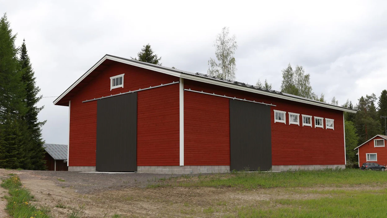 240-neliöinen halli istuu maisemaan hyvin. Hallin vierestä kulkevaa tietä olisi haluttu madaltaa, mutta aivan tien pintaan asti ulottuva kallio esti hankkeen. Halli sijaitsee kuitenkin muutoin korkealla paikalla, joten vesi valuu pois, eikä päädy perustuksiin.