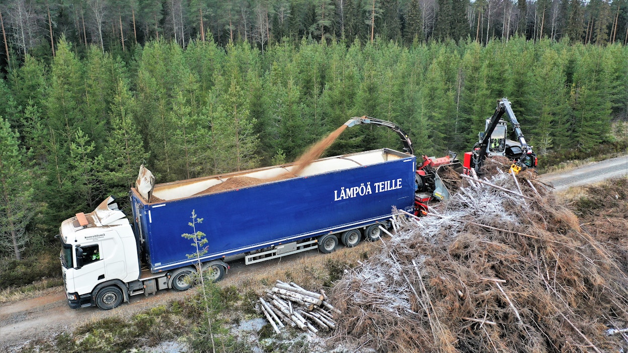 Pääosa jalasjärveläisen T. Ranta Oy:n haketustyömaista on metsässä metsäteiden varressa.