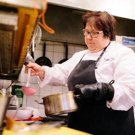 Keittiömestari Ulla Liukkonen valmisti yli jääneestä rosollista herkullista keittoa inkiväärillä höystäen.