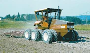 Valmet 1502 oli vaikuttava ilmestys. Vetokyky ja ohjausominaisuudet paranivat, kun koneeseen saatiin vetävä etuakseli. Sopivia maatalousrenkaita ei hevin löytynyt, joten ratkaisuksi keksittiin 13,6-24 ‑paripyörät.