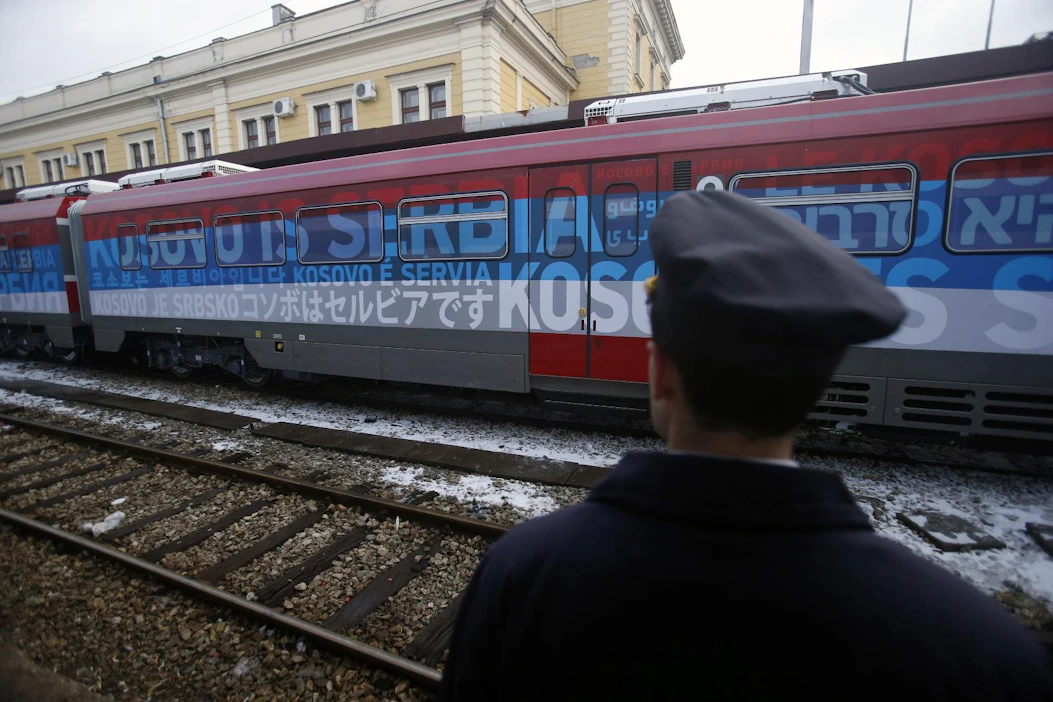 Serbian ja Pohjois-Kosovon välillä ei ole ollut junayhteyttä. Kosovo pysäytti ensimmäisen junan rajalle pari viikkoa sitten, sillä katsoi Serbian haastavan sen varjolla riitaa. Junan kyljessä luki 20 kielellä ”Kosovo on Serbiaa”.