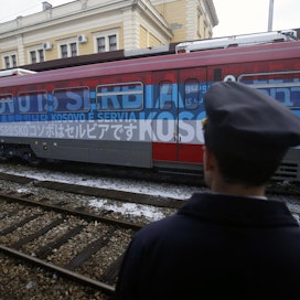 Serbian ja Pohjois-Kosovon välillä ei ole ollut junayhteyttä. Kosovo pysäytti ensimmäisen junan rajalle pari viikkoa sitten, sillä katsoi Serbian haastavan sen varjolla riitaa. Junan kyljessä luki 20 kielellä ”Kosovo on Serbiaa”.