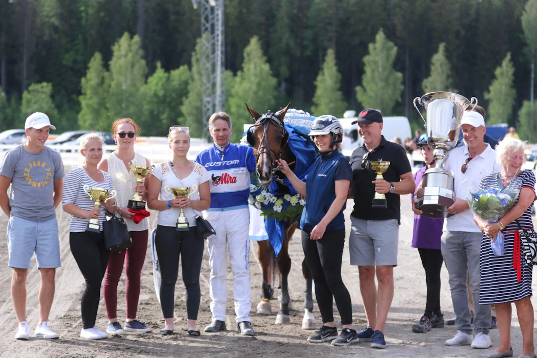 Ingmanin perheelle Hachiko De Veluwen voitto oli kolmas Suur-Hollolan seppelöinti. Aiemmat kaksi otti Inspiration Ride vuosina 2002 ja 2004.